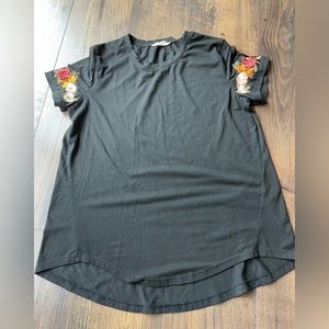 Amaryllis Black T-shirt with embroidered sleeves